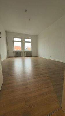 Leeres Zimmer mit Fenster