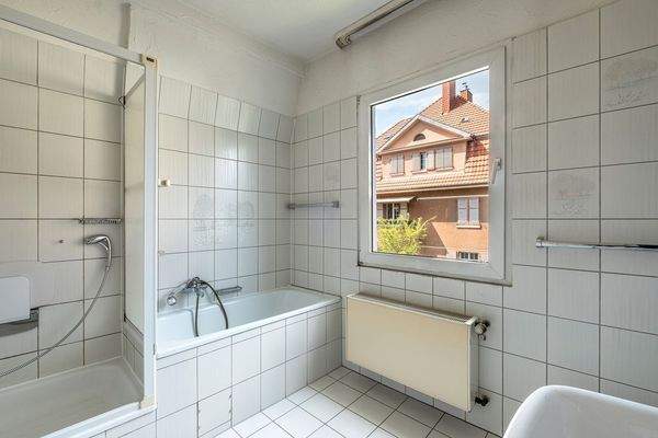 Großes Wannenbad mit Dusche