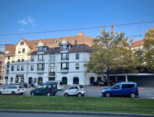 Außenansicht mit Blick zur Gewerbefläche im Erdgeschoss