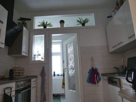 Küche mit Zugang zum Tageslichtbad