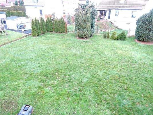 Blick vom Balkon in den Garten