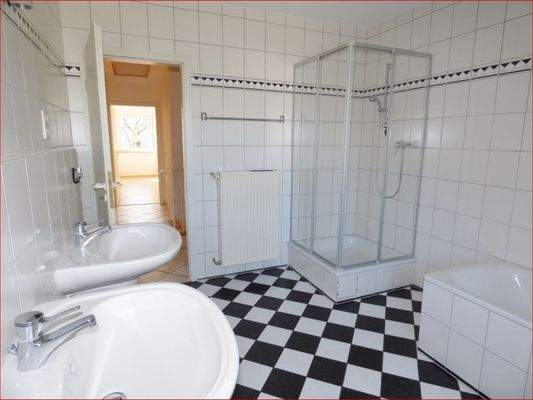 mit Dusche und Badewanne