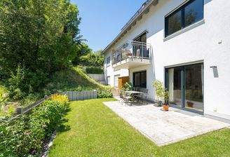 Hausansicht Südost - Terrasse und Gartenbereich