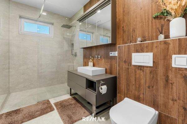 Badezimmer mit Dusch, WC und Fenster