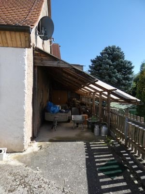 Überdachtes Holzlager
