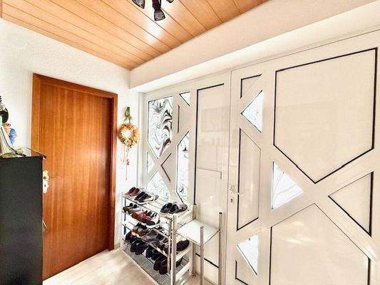 Erneruerte Hauseingangstüre mit Gäste-WC