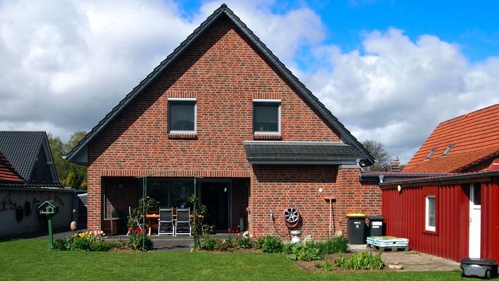 rechts vom Haus Garage und Nebengelass | links die zweite Auffahrt