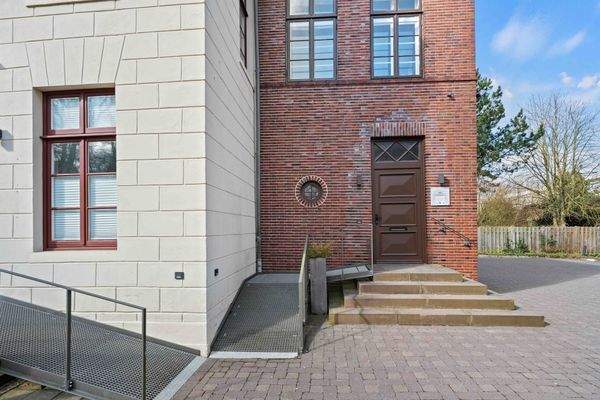 Eingangsbereich zur rechten Gewerbeeinheit - Außenansicht