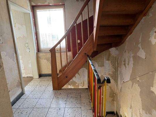 Flur mit solider Holztreppe