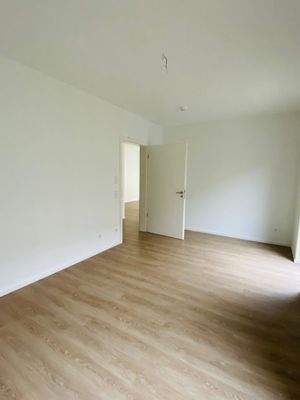 Leerer Raum mit Holzboden