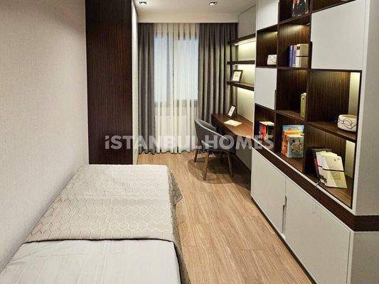 Flats in a Complex with Pool in Kucukcekmece Istanbul