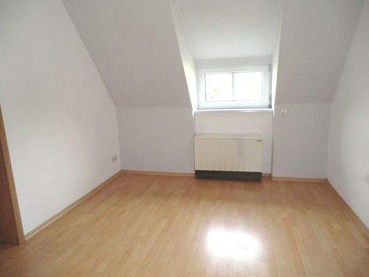 DG re Zimmer mit Durchgang zur