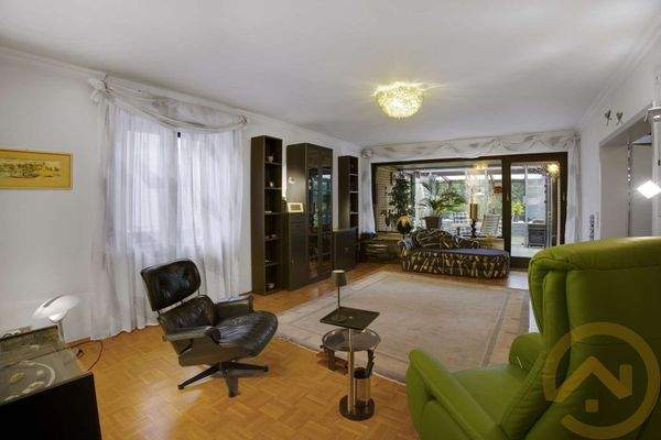 Wohnzimmer mit Ausgang zum Wintergarten