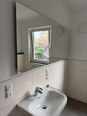 Ansicht Wachbecken mit Spiegel.JPG