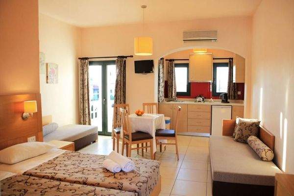 Keta, Sisi: Apartmentkomplex im Dorfzentrum, in der Nähe eines Sandstrandes zu verkaufen