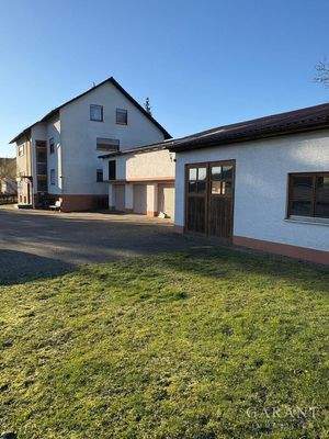 Hofansicht Immobilie mit Garagen