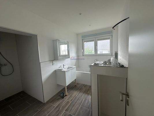 Bad mit Wanne und DuschEcke