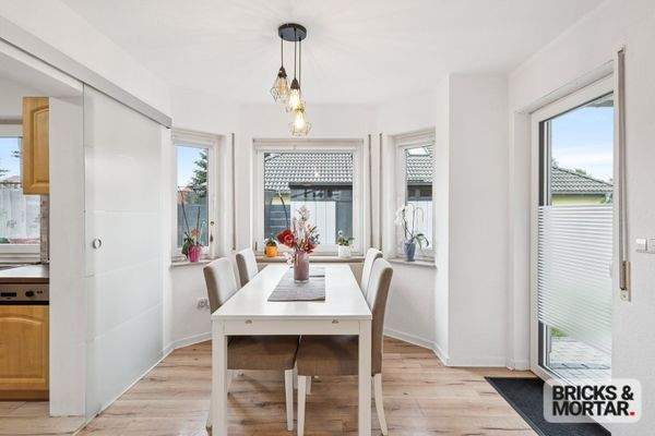 Esstisch im offenen Wohnbereich