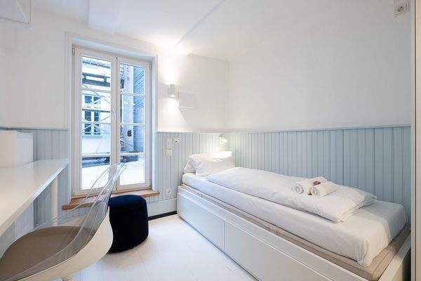 Helles Schlafzimmer mit Fenster