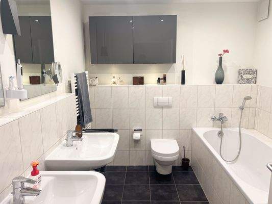 Modernes Bad mit Wanne und sep. Dusche...!!