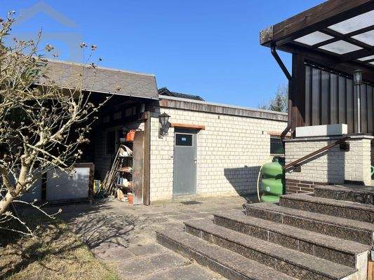 Terrassenaufgang und Garage