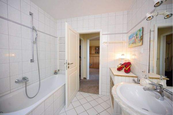 Weitere Eindrücke des hellen und gepflegten Tageslichtbades