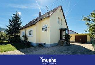 Ansicht mit Hauseingang und Hof