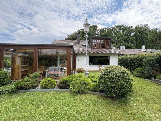 OG: Blick vom Garten auf Wintergarten und Haus