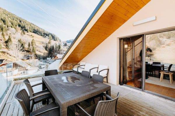 Großzügige Terrasse mit Aussicht auf die Berge