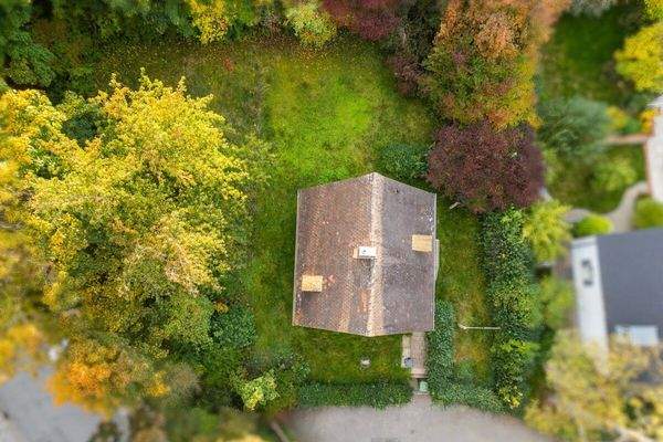 Großes, eingewachsenes Grundstück