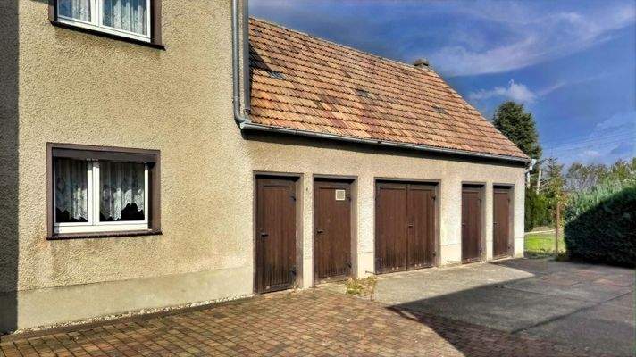 Nebengelass mit kleiner Garage