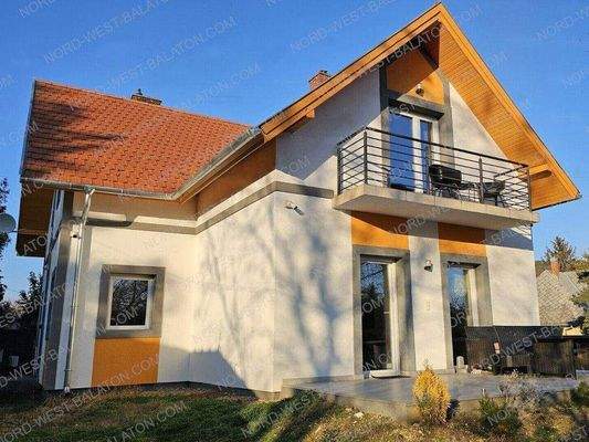 Außenansicht mit Terrasse und Balkon