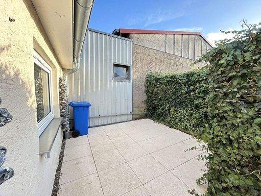 Sauna mit Dusche und anliegender Terrasse