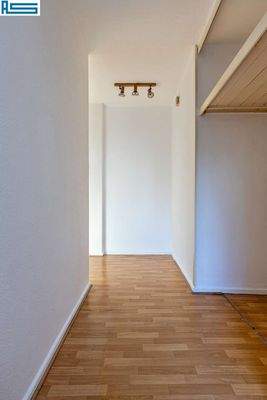 Flur mit praktischer Garderobennische