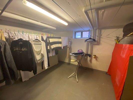 74/ Kellergeschoss: Ein Kellerraum - mit Fenster