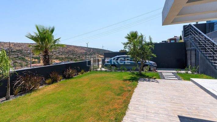 Villa with Pool Close to the Sea in İzmir Çeşme