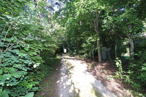 urige Privatwege verbinden die wenigen Häuser