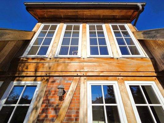 Sonnige Fensterfront