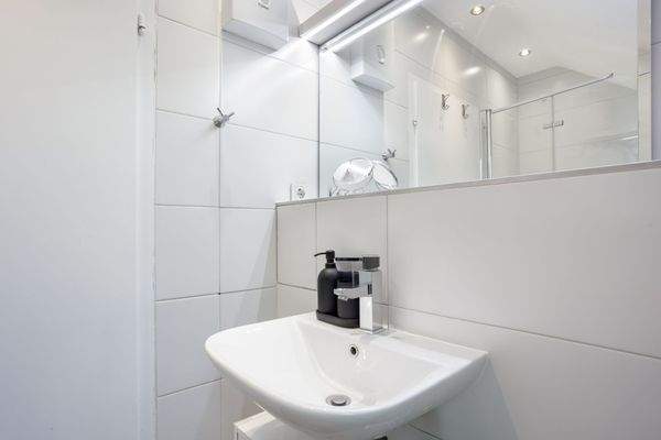 Modernes und helles Badezimmer