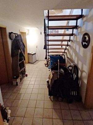 Flur mit Treppe vom EG zum UG