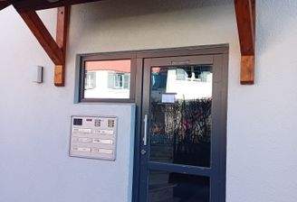 Eingang in das gepflegte Treppenhaus