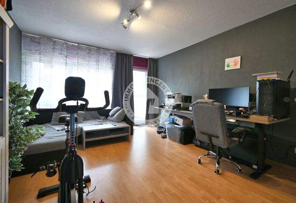 Das Wohnzimmer mit Zugang zur Loggia