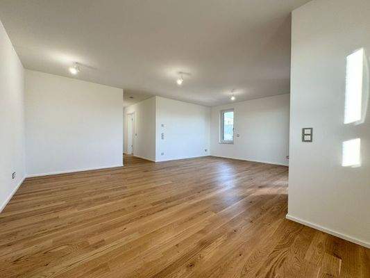 Wohnzimmer mit offener Küche