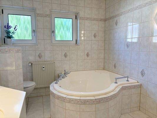 Tageslichtbad mit Badewanne, ...