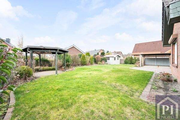 Großer Garten mit Gartenhaus