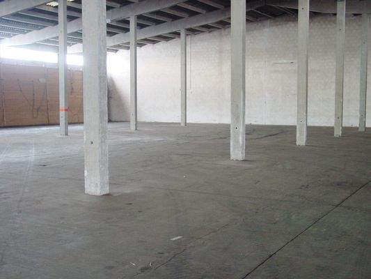 Halle Innenansicht leer