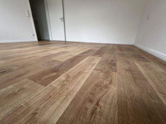 neuwertiger Laminatfußboden in
