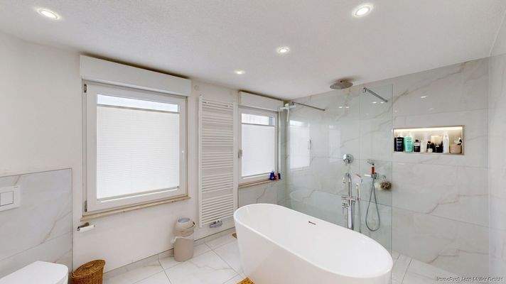 Großzügiges Bad mit freistehender Wanne und Walk - In - Dusche