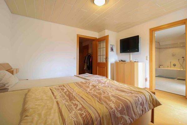 Schlafzimmer mit Zugang Ankleide und Badezimmer