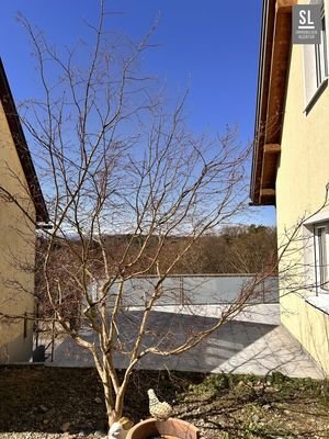 Links Garage, rechts Wohnhaus